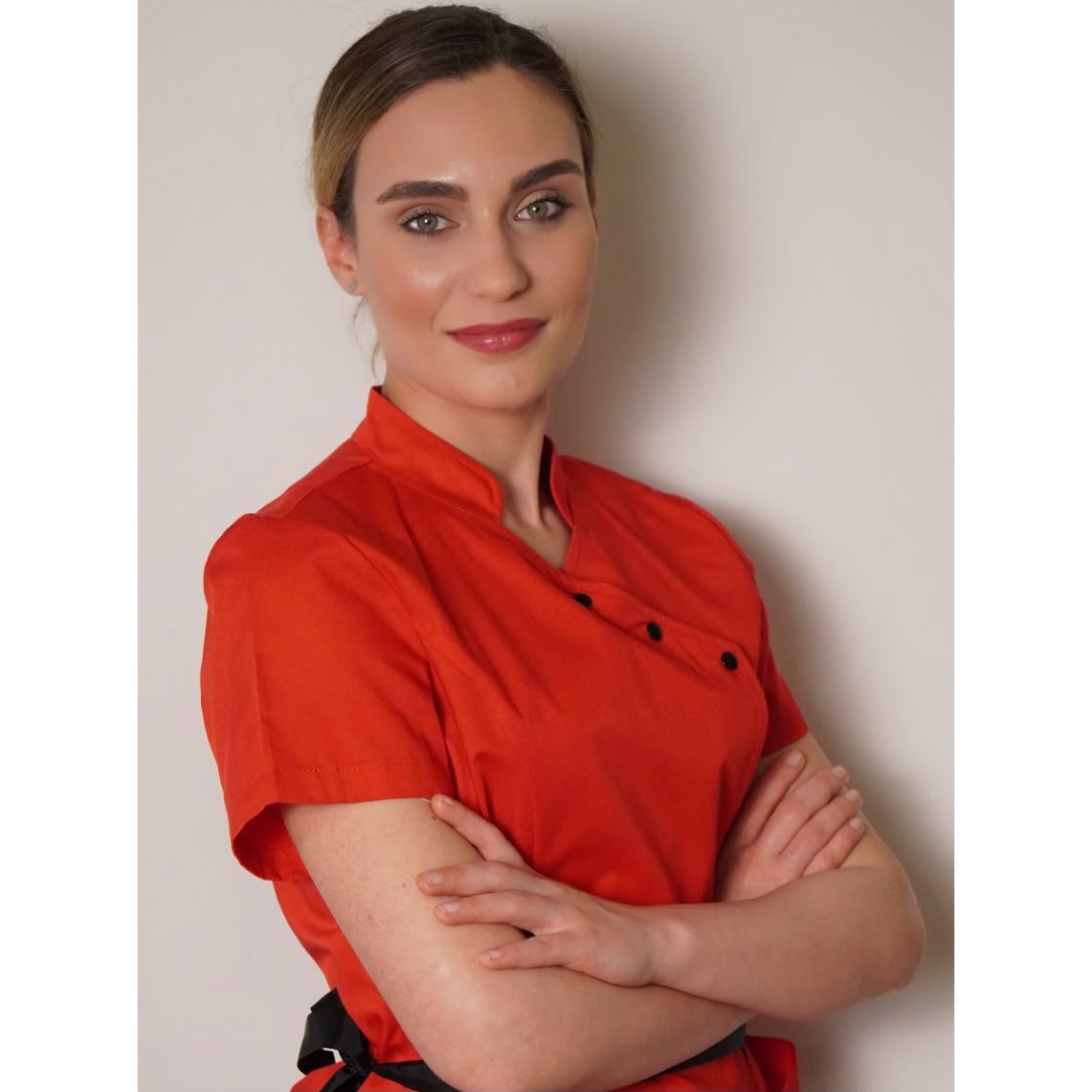 Clientă relaxată în timpul unui masaj cu pietre vulcanice